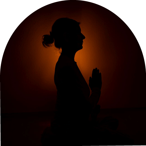 Dieses Bild zeigt eine betende Frau im Dunkelretreat