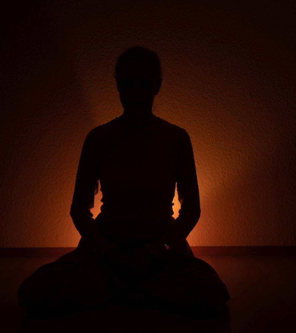 Silhouette einer meditierenden Frau