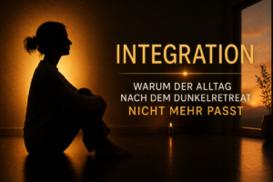 Dunkelretreat Integration: Silhouette einer sitzenden Person in seitlicher Ansicht in einem dunklen Raum, beleuchtet von warmem, orange-goldenem Licht; im Hintergrund ein Fenster mit sanfter Abendstimmung und eine Pflanze am Rand, dazu ruhige, klare Schrift „Integration – warum der Alltag nach dem Dunkelretreat nicht mehr passt“